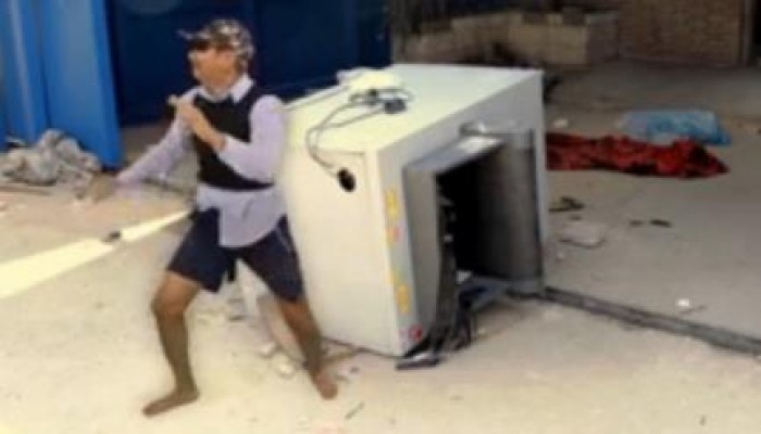 بالفيديو عوض حوش صحبك عني