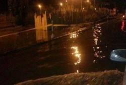 بالصور ..  المياه تغرق شوارع أسوان ومحافظ الإنقلاب نائم فى العسل