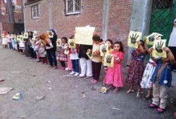 الدقهلية:  بالصور سلسلة بشرية لحركة زهرات ضد الانقلاب بميت غمر