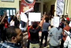 البلطجية يعتدون علي مسيرة طلاب "القاهرة الجديدة"