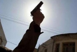 نقيب شرطة يطلق النار عشوائيا على الأهالي فيقتل فتى عمره 15 سنة بسوهاج