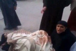 فضيحة بالفيديو:عهد السفاح سيدة تلد فى الشارع أمام المارة بعد رفض المستشفى استقبالها