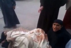 فضيحة بالفيديو:عهد السفاح سيدة تلد فى الشارع أمام المارة بعد رفض المستشفى استقبالها