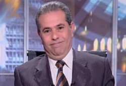 بالفيديو..عكاشة يسب فريق برنامجه ويشبههم "بالحمير والغنم"