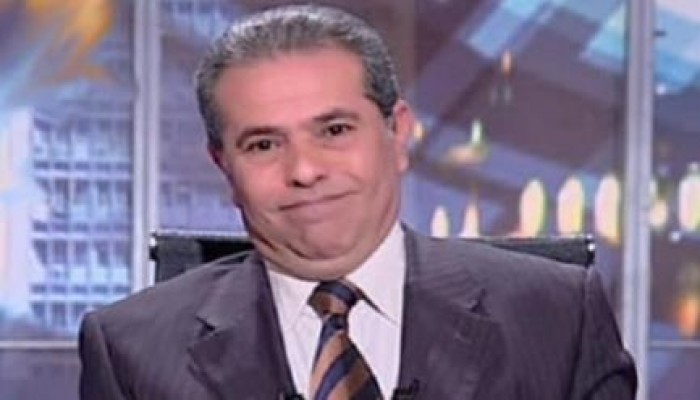 بالفيديو..عكاشة يسب فريق برنامجه ويشبههم "بالحمير والغنم"