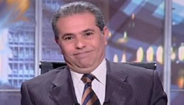 بالفيديو..عكاشة يسب فريق برنامجه ويشبههم "بالحمير والغنم"
