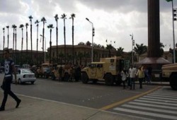 ميلشيات الجيش والشرطة تحاصر جامعة القاهرة لقمع ثورة الطلاب