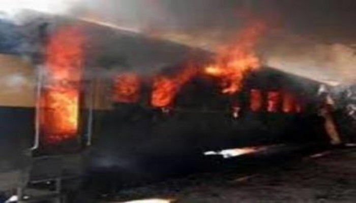 اشتعال النيران في قطار الاسماعيلية الزقازيق وتفحم جثة راكب