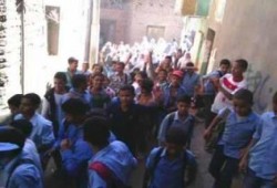 طلاب سنوفر يتظاهرون بالزى المدرسى ضد الانقلاب العسكرى