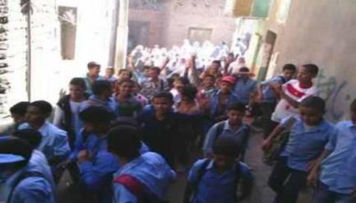 طلاب سنوفر يتظاهرون بالزى المدرسى ضد الانقلاب العسكرى