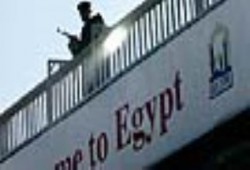 "زجاجة خمر" تجبر طائرة هولندية على الهبوط بمطار القاهرة