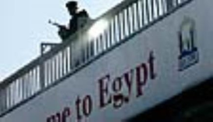 "زجاجة خمر" تجبر طائرة هولندية على الهبوط بمطار القاهرة