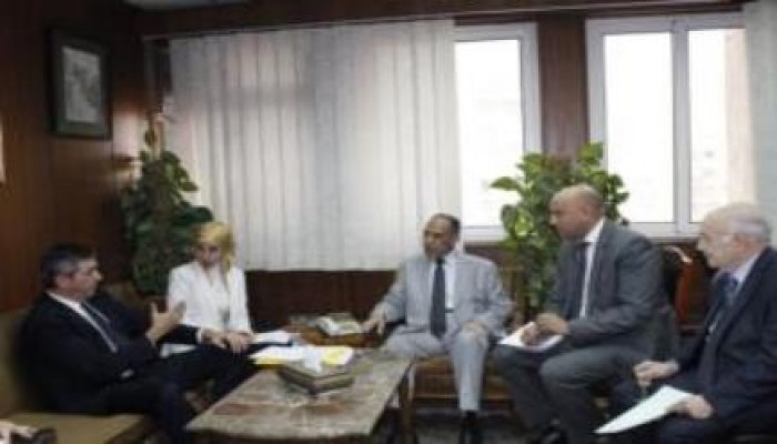 مبعوث أوربي يطالب  الانقلاب  بمراجعة الحبس الإحتياطي وأحكام الإعدام