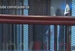 الرئيس مرسي يصلي أثناء محاكمته (فيديو)