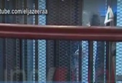 الرئيس مرسي يصلي أثناء محاكمته (فيديو)