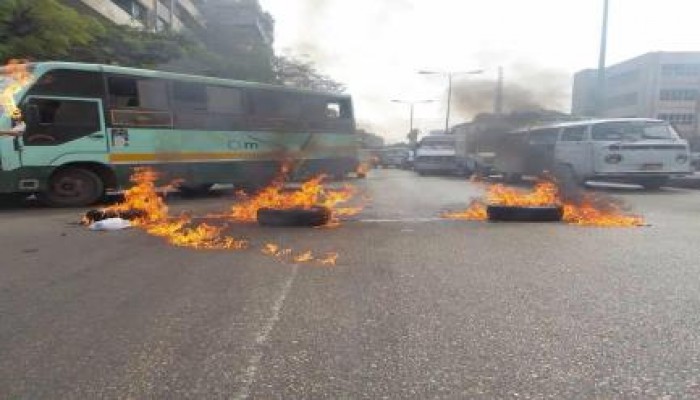 بالصور .. طلاب ضد الانقلاب جامعة القاهرة يقطعون الطريق بميدان الجيزة