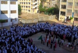 في عهد السيسي : السجن عام و30 ألف جنيه غرامة لمن يتحرك أثناء تحية العلم بالمدارس !