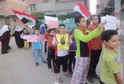 وقفة لطلاب المدرسة الابتدائية بـ ‫‏المنصورة‬ مطالبة بالإفراج عن مدير مدرستهم