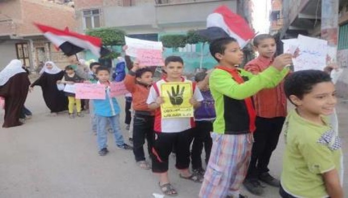 وقفة لطلاب المدرسة الابتدائية بـ ‫‏المنصورة‬ مطالبة بالإفراج عن مدير مدرستهم