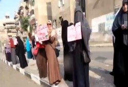 فيديو.. وقفة وسلاسل بشرية لـ"نساء ضد الانقلاب" في بورسعيد