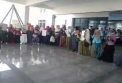 "طالبات ضد الإنقلاب" بجامعة دمنهور ينظمن وقفة صامتة إحتجاجا على إعتقال فتيات من منازلهن