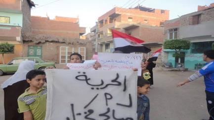 الدقهلية: وقفة لطلاب المدرسة الابتدائيةالمنصورة‬ مطالبة بالإفراج عن مدير مدرستهم