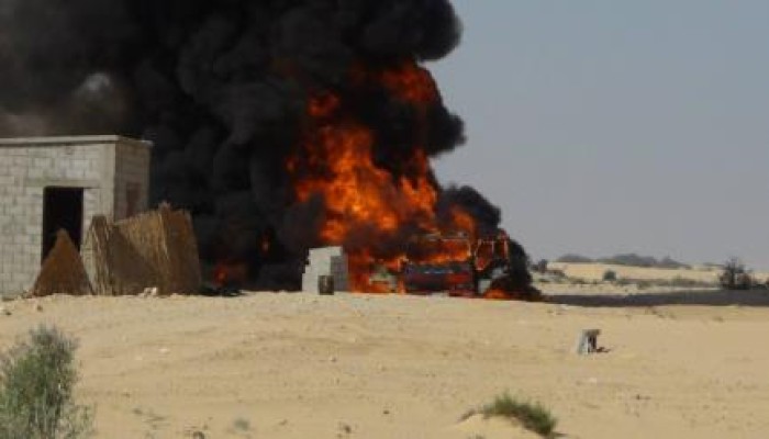 مليشيات الانقلاب تعتقل 8 افراد وتحرق 10 عشش خلال حملة امنية بالشيخ زويد