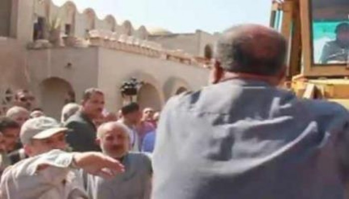 بالفيديو.. مواطن يمنع بلدوزر "المحافظ" من إزالة مسجد