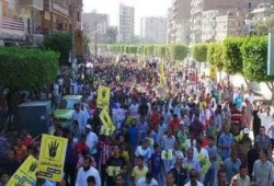 "إسقطوا النظام" ثوار حلوان يتصدون لغاز وخرطوش ميليشيات الانقلاب