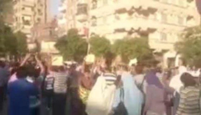 مسيرة مفاجئة بعمرو بن العاص تطالب بالقصاص للشهداء