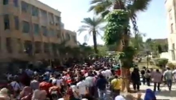 مسيرة لطلاب "آثار القاهرة" تطالب بإقالة العميد