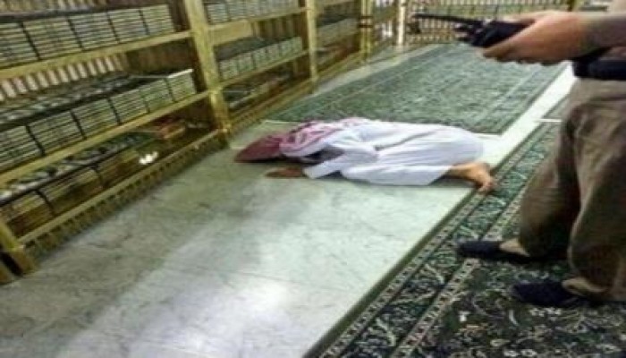 بالصور وفاة رجل وهو ساجد بالحرم النبوي اليوم