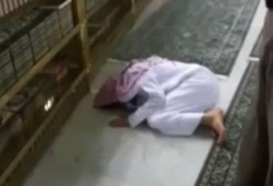 بالفيديو .. وفاة سعودي وهو ساجد بالحرم المكي