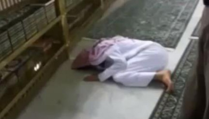 بالفيديو .. وفاة سعودي وهو ساجد بالحرم المكي