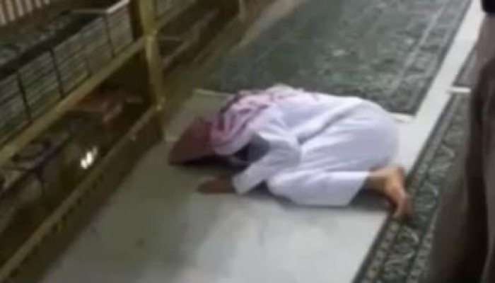 بالفيديو .. وفاة سعودي وهو ساجد بالحرم المكي