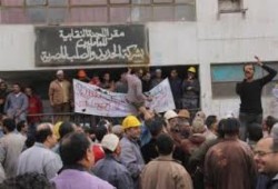 "الحديد والصلب" تعترف بتلقي أوامر سيادية بتصفية العمال