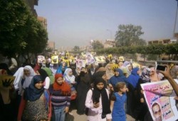 سلاسل بشرية نسائية  بالفيوم رفضا لحكم العسكر