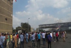 بالصور .. طلاب الازهر بالقاهرة يقطعون طريق الاتوستراد أمام قاعة المؤتمرات