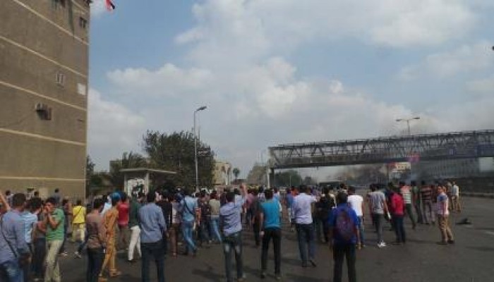 بالصور .. طلاب الازهر بالقاهرة يقطعون طريق الاتوستراد أمام قاعة المؤتمرات