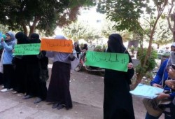 سلسلة بشرية لطالبات أزهر أسيوط للتنديد بخطف علياء سيد