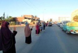 سلسلة بشرية لثوار أبو المطامير تتحول إلي مسيرة رفضاً لمؤامرات العسكر في سيناء