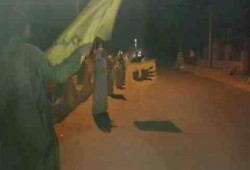 أسوان: سلسلة بشرية  علي الطريق امام عزبة تلى رفضا للانقلاب العسكرى