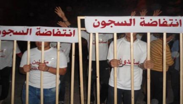 إدارة سجن بورسعيد تعاقب المضربين عن الطعام