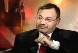 أحمد منصور: السيسي يتفوق على القذافي في الجنون