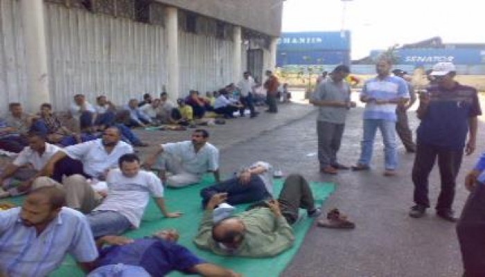 المنوفية:  اعتصام عمال "الوطنية الغذائية" اعتراضًا على تشريدهم وبيع الشركة