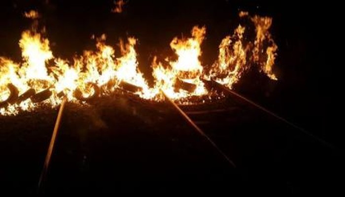 قطع طريق بني سويف الزراعي وحرق 2 محول كهرباء تنديداً بإعتقال طالبتين