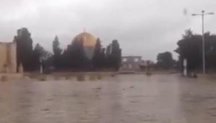 بالفيديو .. أمطار غير مسبوقة على باحات المسجد الأقصى