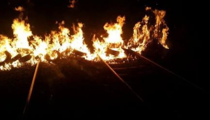 قطع طريق بني سويف الزراعي وحرق 2 محول كهرباء تنديداً بإعتقال طالبتين