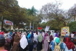 بالصور .. مسيرة لطلاب ضد الانقلاب "جامعة عين شمس" ضد تهجير أهالي سيناء وسط تفاعل من المارة