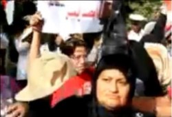 نشطاء يستنكرون وضع "البيادة" على رأس إحدى مؤيدات السيسي